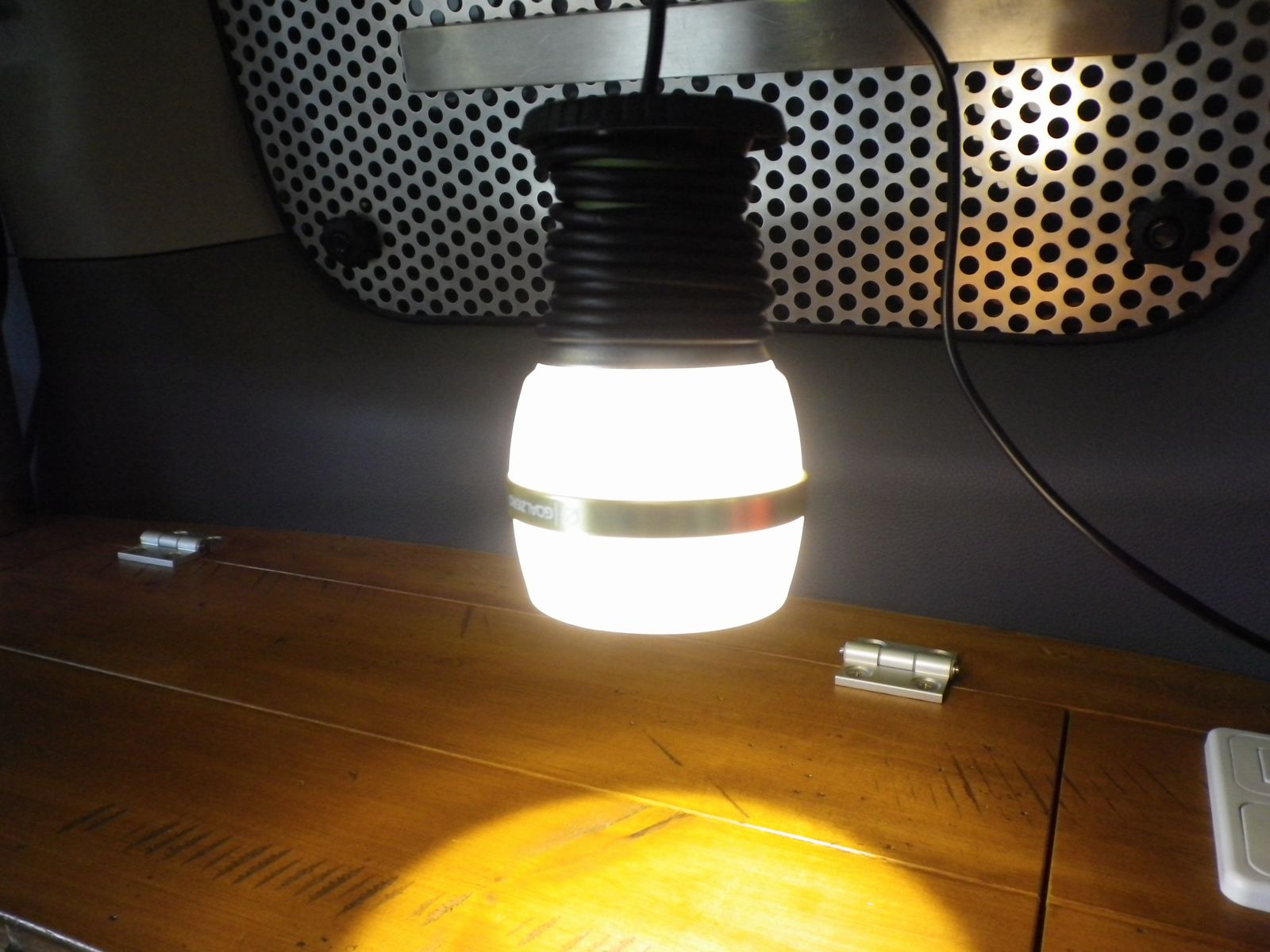 柔らかい間接照明で室内用に適した「ランタンモード」