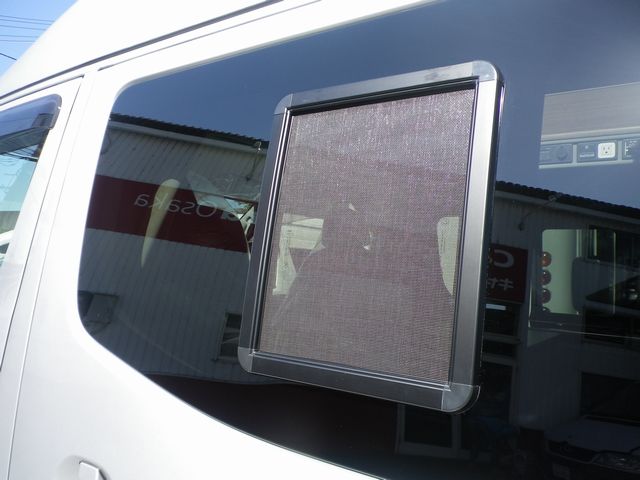 アミエース　NV350キャラバン用小<BR>（NV350キャラバン窓用脱着式網戸　1枚）