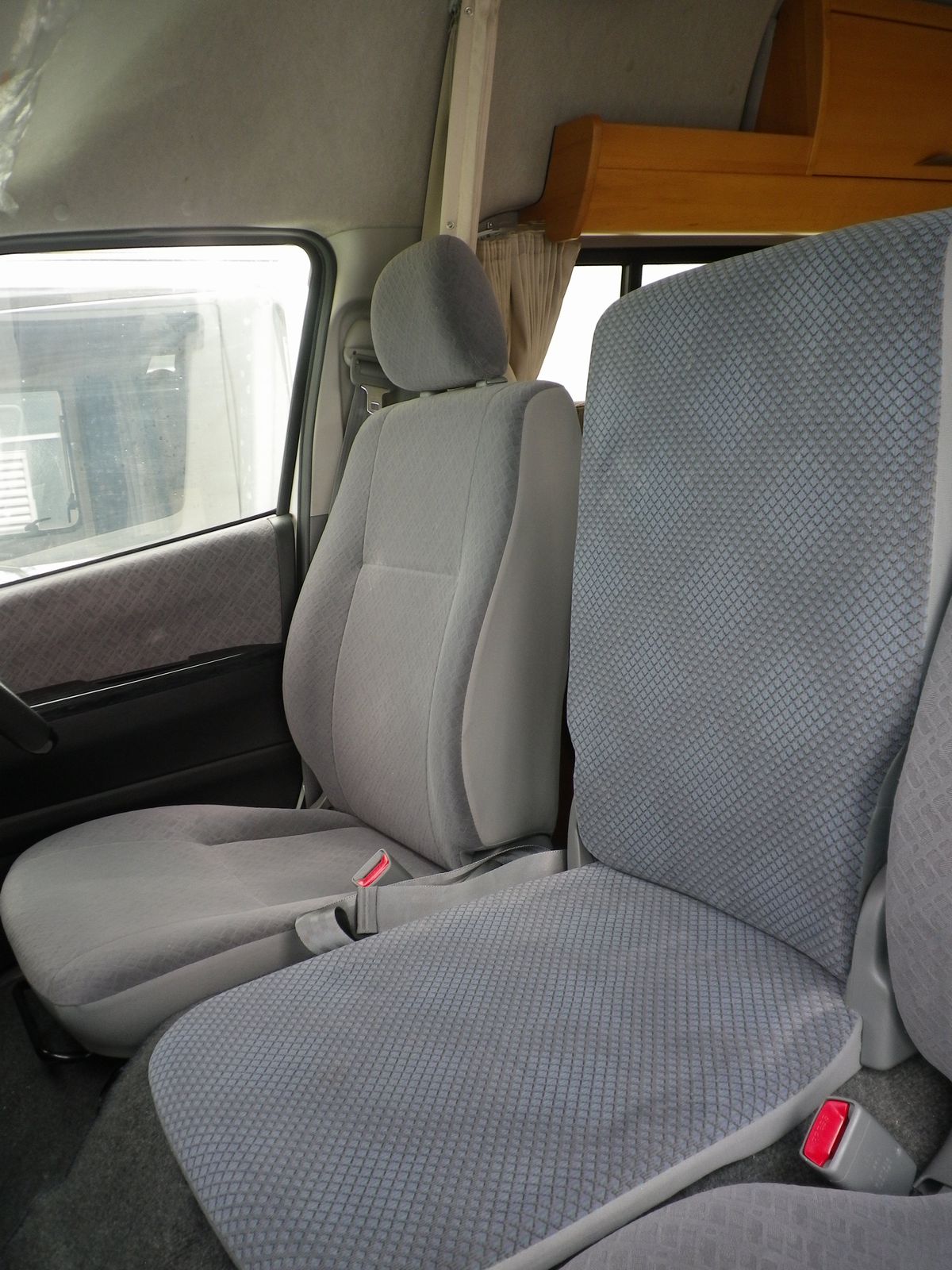 折り畳み式センターシート付　乗車定員8名（3-3-2）